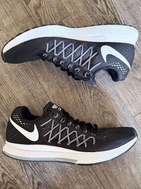 Nike Air Zoom Pegasus 32
Black running shoes , US size 10